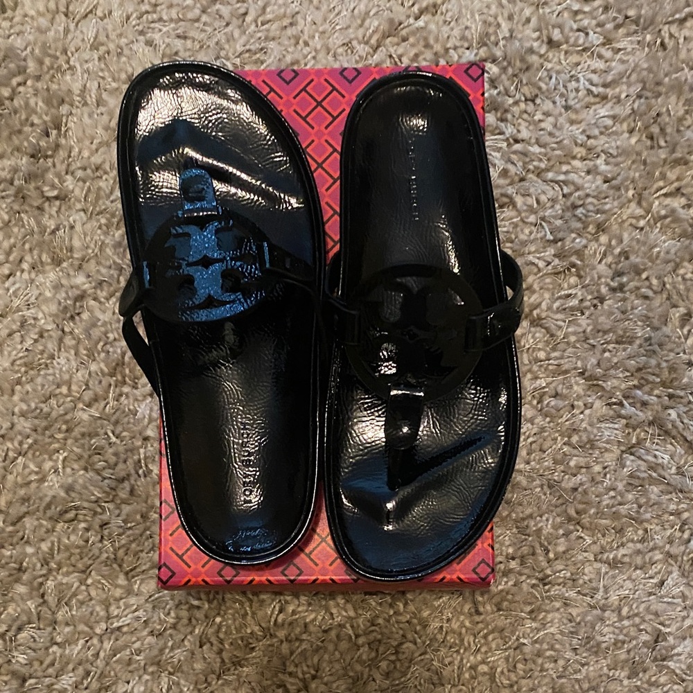 TORY BURCH MILLER CLOUD LUG PATENT LEATHER Sandals in Perfect Black/Petunia